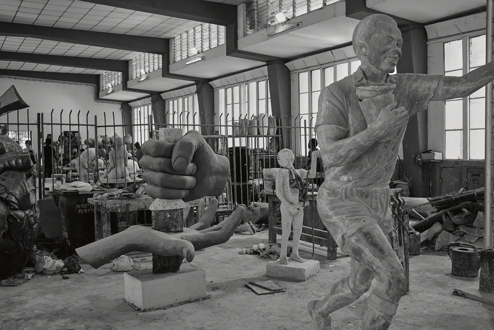 Ein Bildhauer arbeitet an einer Skulptur in Form einer Faust.
