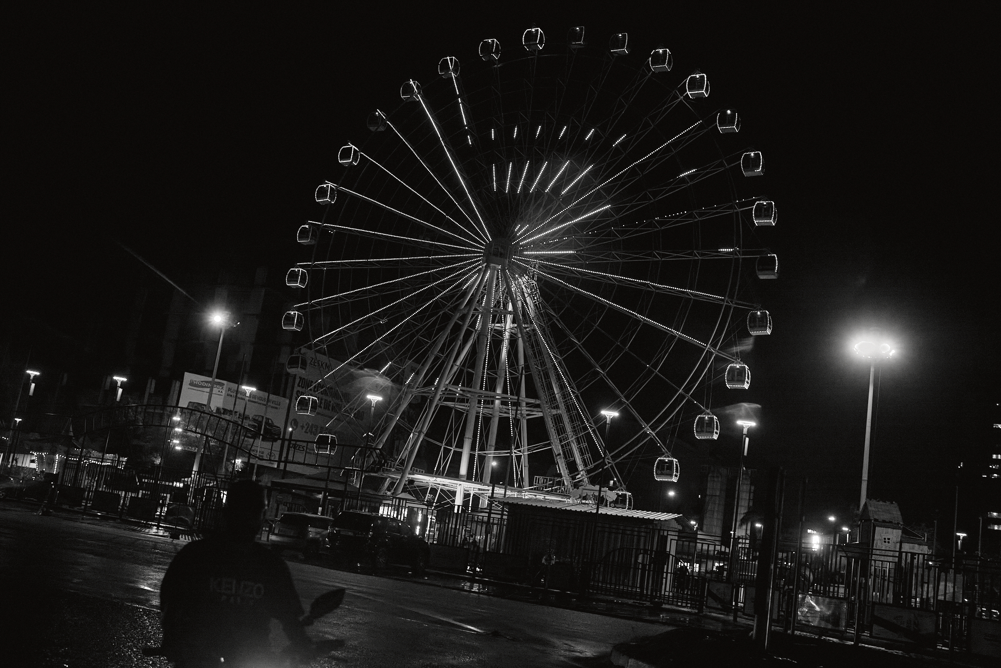 Ein beleuchtetes Riesenrad bei Nacht.