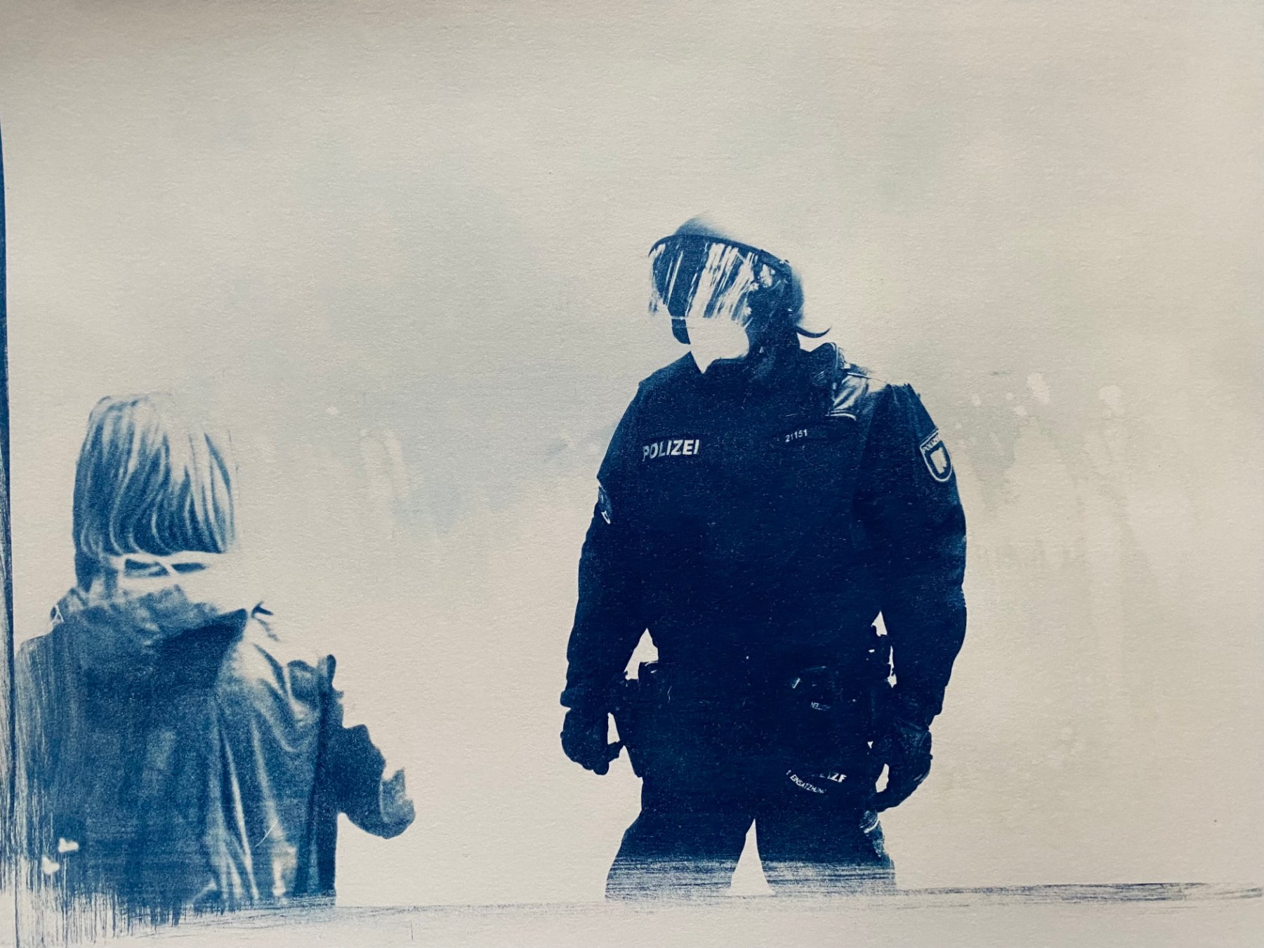 Cyanotypie: ein Kind steht einem Polizisten mit Visier gegenüber.