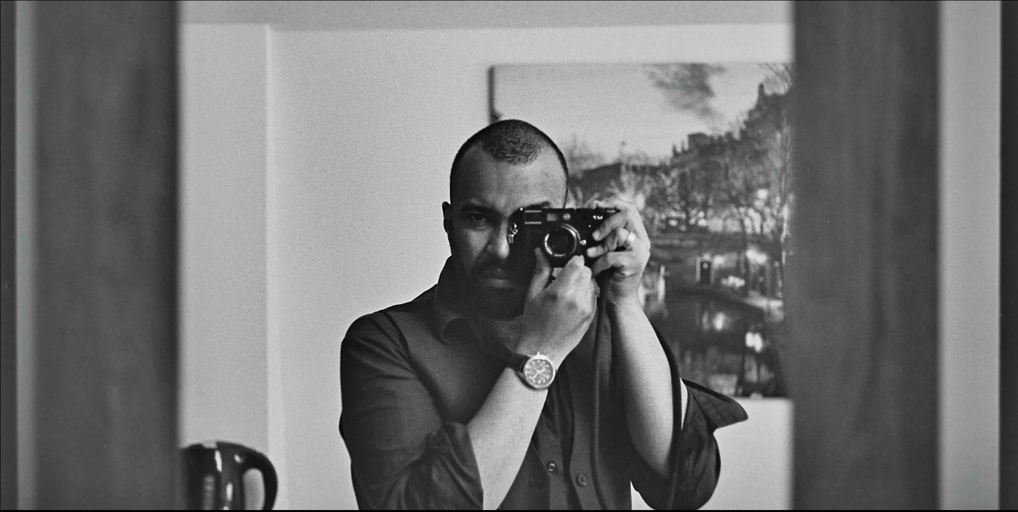 Thomas Stimmel fotografiert sich in einem Spiegel, die Leica MP vor dem Auge.
